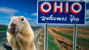 Ohio Gopher in fron of Ohio welcome sign